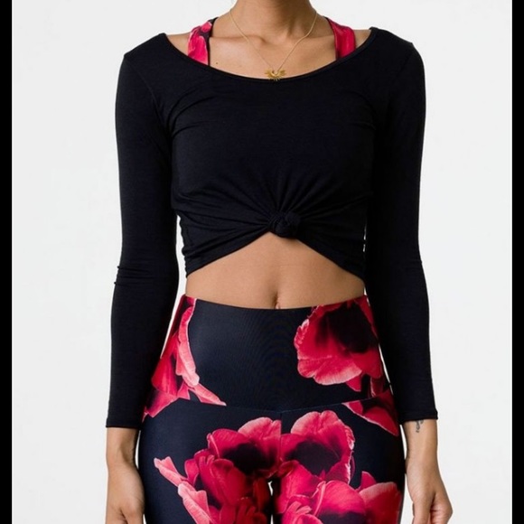 Onzie flow black long sleeve knotted S/M crop top - Picture 3 of 11